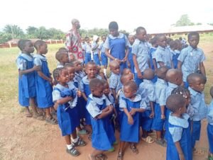 The pupils showing gratitude and appreciation to showers humanitarian foundation
